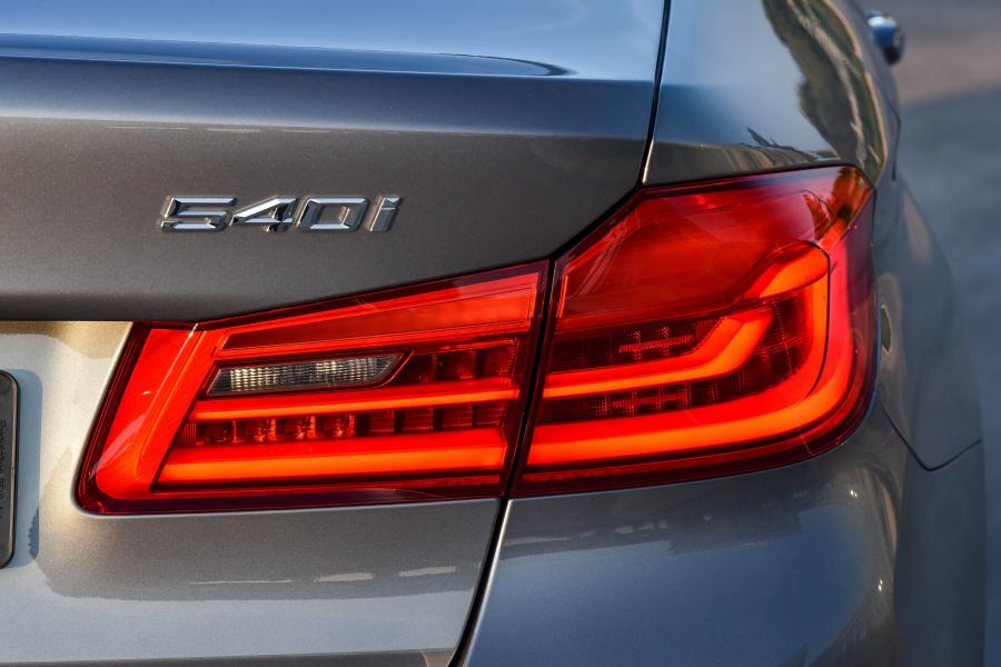 Логотип BMW 540i Sedan M Sport 2017 года  (ZA) (фото 7 из 40)